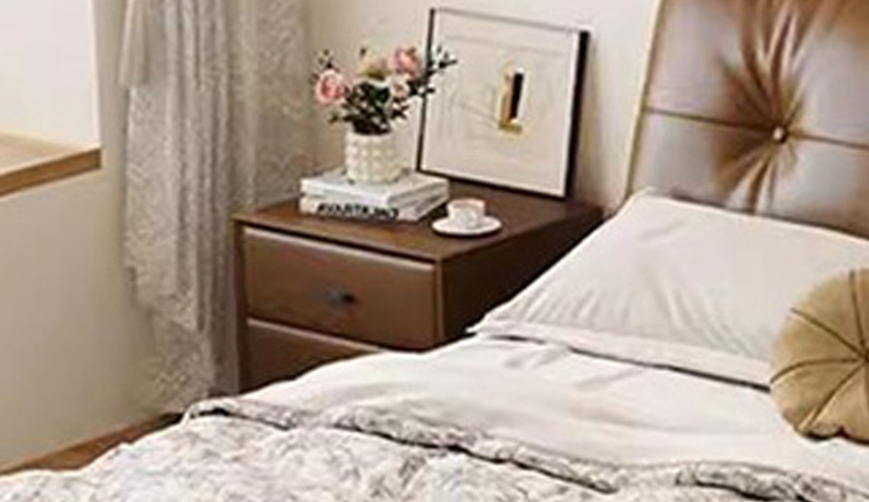 诺美帝斯 奶油风 皮艺 棕色 床头柜（黑色横拉手）