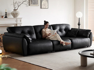  意式极简 黑糖云朵沙发 细腻舒适仿真皮 全方位羽绒包裹 可调节拉伸靠背 超大坐深惬意舒展 可拆卸靠包 饱满枕形扶手 大四人位沙发