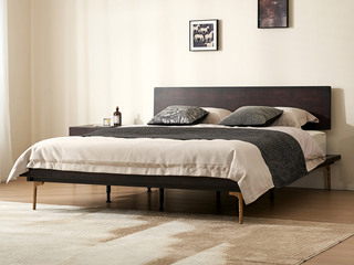  英伦风 进口实木微雕工艺 设计感深浅光影变化 厚实大板床头 锻打锤纹肌理 阿尔贝托雕塑金属高脚 1.5*2.0米 实木床（搭配满铺燕尾油漆床板）