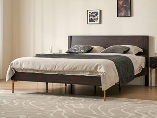  英伦风 进口实木微雕工艺 设计感凹凸深浅光影 厚实大板床头 锻打锤纹肌理 阿尔贝托雕塑金属高脚 1.5*2.0米 实木床（搭配满铺燕尾油漆床板）