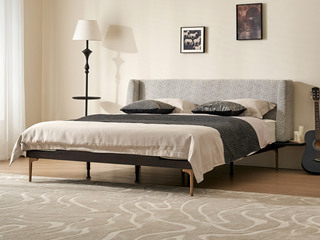  英伦风 进口实木微雕工艺  细腻柔软科技布 半包围床头满满安全感 可拆卸小巧便捷置物台 阿尔贝托雕塑金属高脚 1.8*2.0米 实木床（搭配满铺燕尾油漆床板）