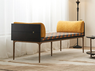  英伦风 进口实木微雕工艺 设计感深浅光影变化 拼花软木皮 亲肤细腻绒布+高弹海绵舒适靠包 阿尔贝托雕塑金属高脚 贵妃榻